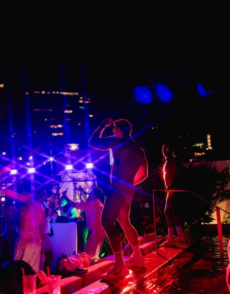 Fiesta nocturna en la piscina en The Tryst Puerto Vallarta