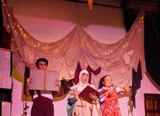 Artistas locales llevan teatro a orfanatos el Día de Reyes jonas y sus libros voladores