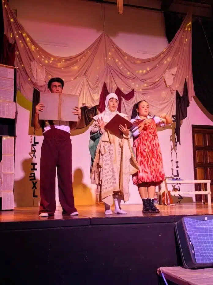 Artistas locales llevan el teatro a los orfanatos el Día de Reyes jonas y sus libros voladores