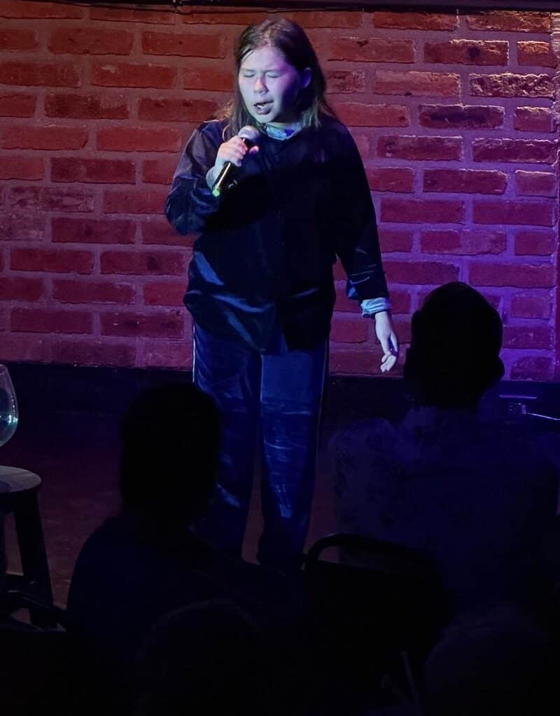 Cantante local, Angelo.