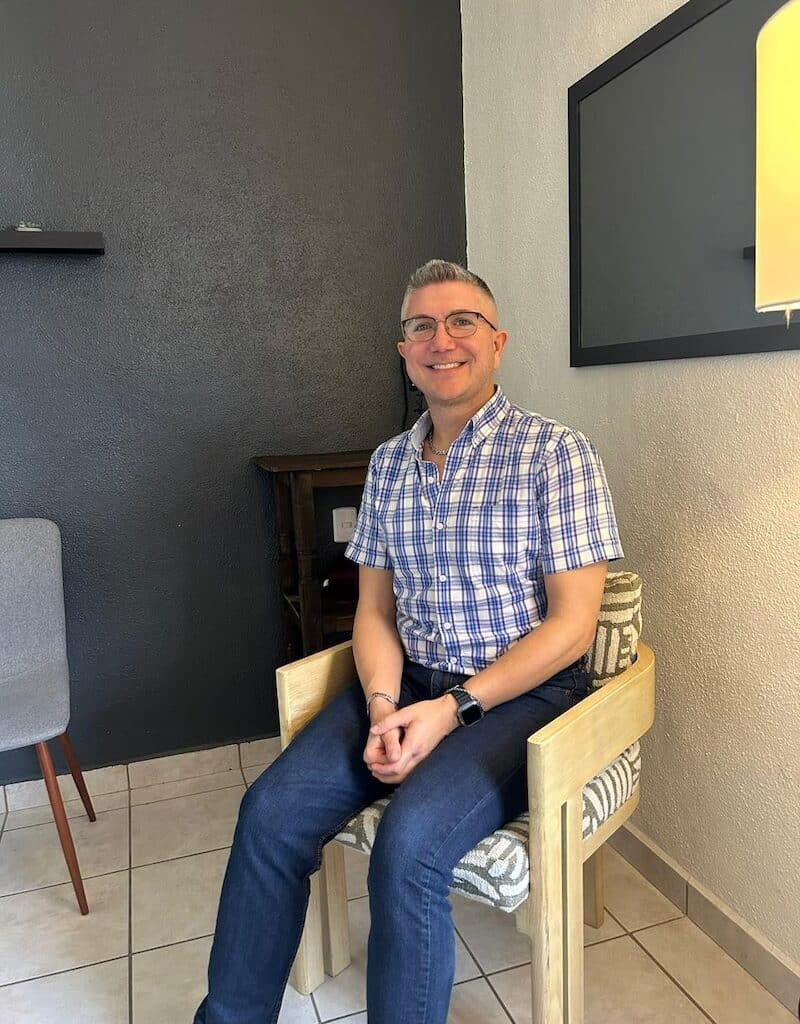 Adrian López de los Servicios de Salud Mental de Inland