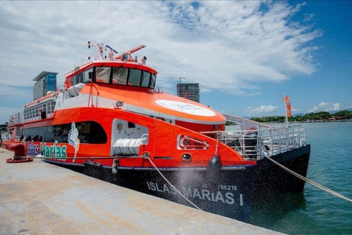 Los nuevos viajes en ferry a las Islas Marías y el crucero pirata amplían las opciones turísticas A partir de la segunda quincena de enero, Puerto Vallarta será el punto de partida oficial de una nueva ruta turística de fin de semana a las Islas Marías, un archipiélago protegido por el gobierno federal que recientemente se ha abierto a los visitantes. Las islas, situadas a unos 130 kilómetros de la costa de Nayarit, son conocidas por su biodiversidad y su historia como antigua colonia penal.