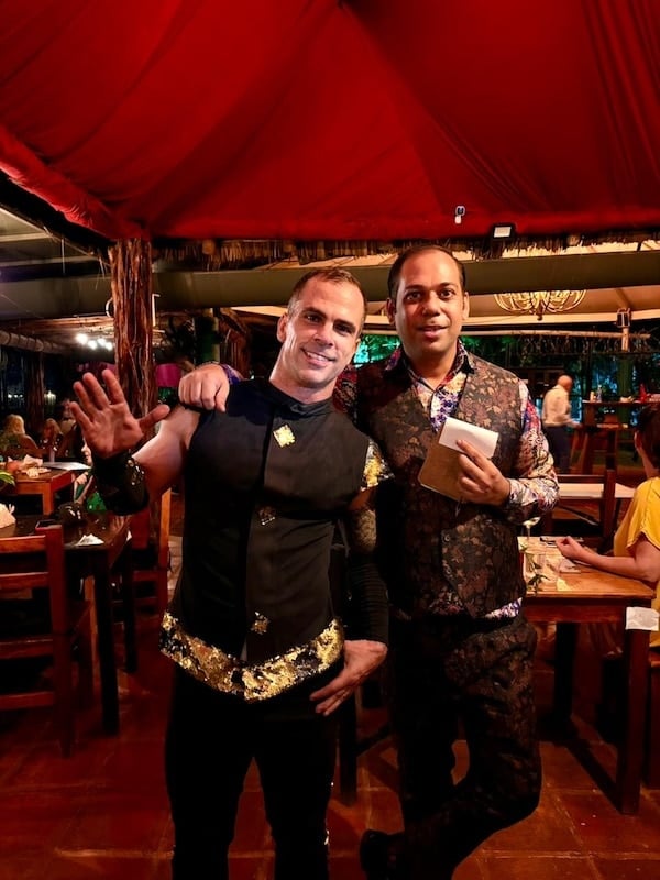 propietario y bailarín de fuego indio rico