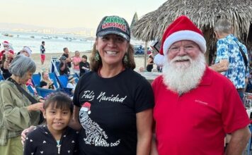 Papá Noel, palmeras y juguetes: El sorteo de juguetes en la playa celebra su 25º año sorteo de juguetes 25 años 1