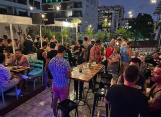 Sanctuary PV ofrece un espacio acogedor para la comunidad, cócteles y espectáculos en directo santuario gay mezclador