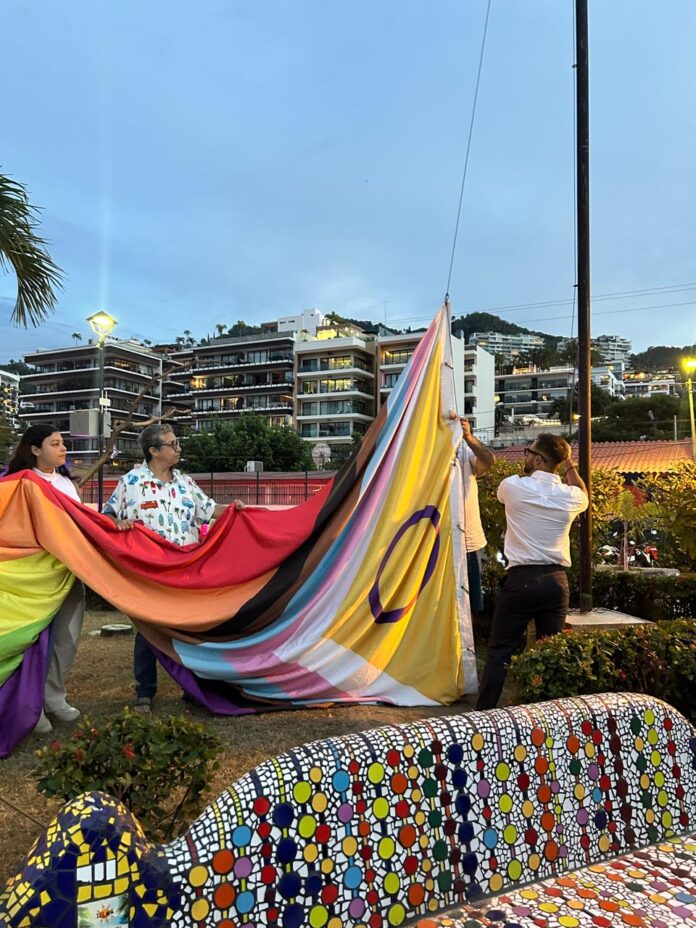 Bandera permanente LGBTQ+ izada en el Parque Lázaro Cárdenas de la Zona Romántica bandera lgbtq parque Lázaro Cárdenas