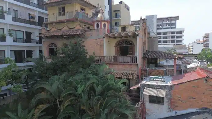 La propiedad Quinta Encanto refleja la compleja historia de Puerto Vallarta Quinta Encanto (como se muestra en diciembre de 2026), fue construida por un hombre considerado por muchos como uno de los fundadores de lo que hoy es Puerto Vallarta, Diego Bentacourt Verde. Foto de Christian Alexis Velasco.