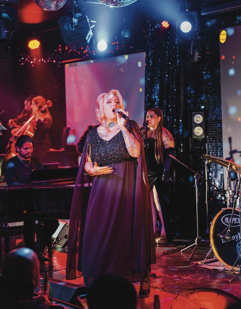 Gloria Fiona como Adele.
