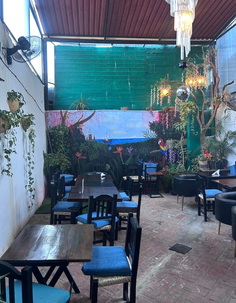 La zona del patio El Rey ofrece un espacio tranquilo para la conversación y la intimidad.