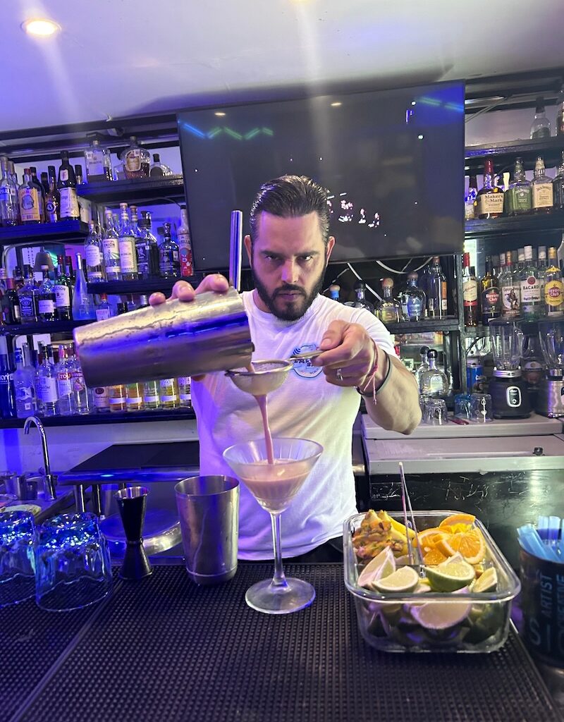 Javier Manuel Ramos, gerente y barman del Lalo's Bar