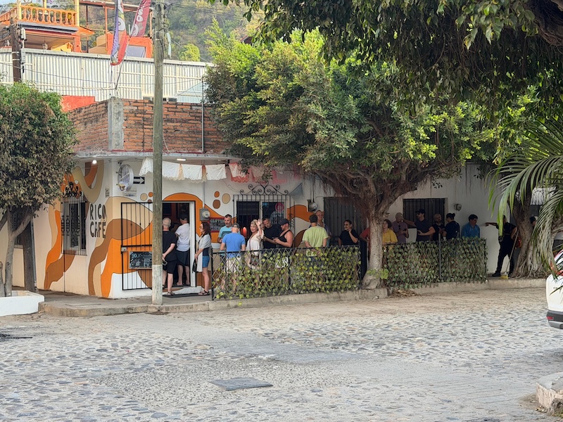 en fila para el café