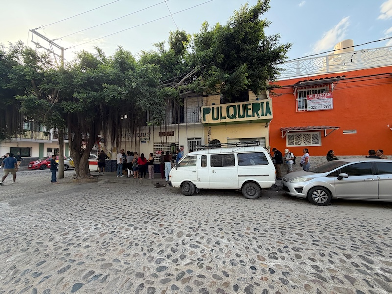 gente haciendo cola para comer