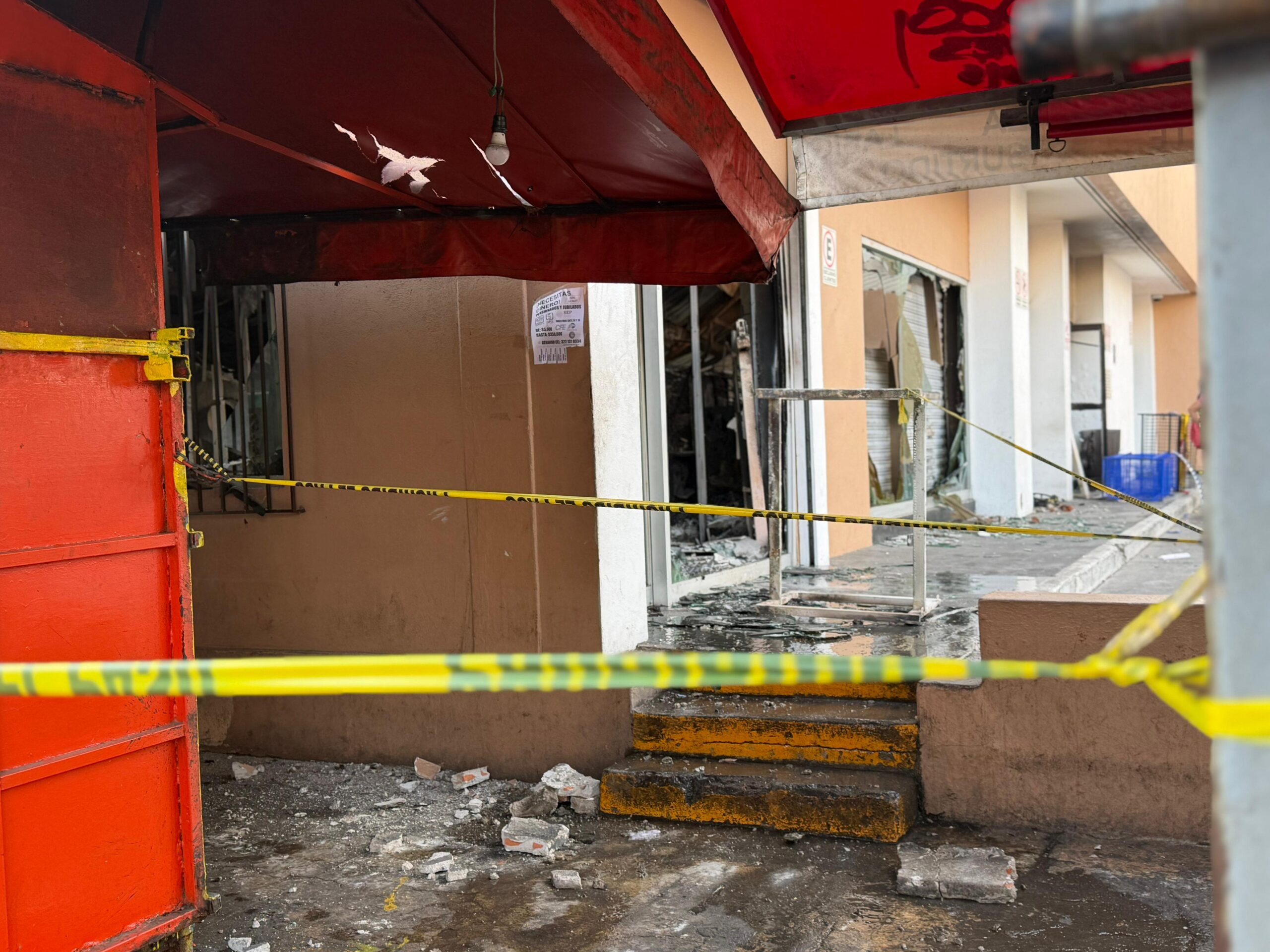 edificio con cinta policial amarilla