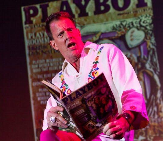 Jamie Brickhouse regresa a Art Vallarta con ‘I Favor My Daddy’ I Favor My Daddy_Jamie Brickhouse_reading Playboy_Photo credit_Mikiodo-2
