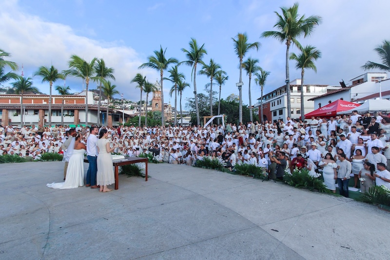303 parejas de todos los sexos se casaron la tarde del viernes 27 de marzo de 2026 en Los Arcos del Malecón. Como parte de la campaña Matrimonios Colectivos 2026 organizada por el Registro Civil de Puerto Vallarta, el evento estableció un nuevo récord para el municipio. Las parejas compartieron una ceremonia al atardecer presenciada por familiares, amigos y la comunidad.