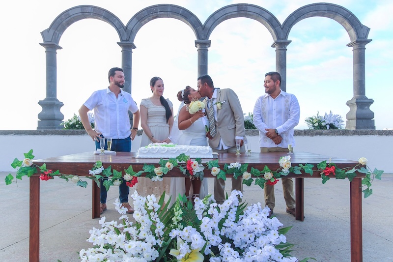 303 parejas de todos los sexos se casaron la tarde del viernes 27 de marzo de 2026 en Los Arcos del Malecón. Como parte de la campaña Matrimonios Colectivos 2026 organizada por el Registro Civil de Puerto Vallarta, el evento estableció un nuevo récord para el municipio. Las parejas compartieron una ceremonia al atardecer presenciada por familiares, amigos y la comunidad.