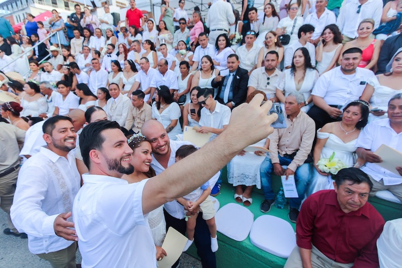 303 parejas de todos los sexos se casaron la tarde del viernes 27 de marzo de 2026 en Los Arcos del Malecón. Como parte de la campaña Matrimonios Colectivos 2026 organizada por el Registro Civil de Puerto Vallarta, el evento estableció un nuevo récord para el municipio. Las parejas compartieron una ceremonia al atardecer presenciada por familiares, amigos y la comunidad.