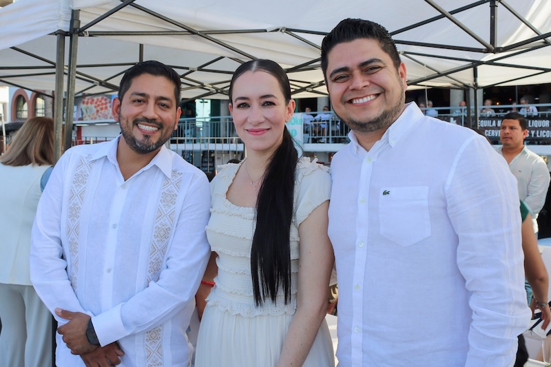303 parejas de todos los sexos se casaron la tarde del viernes 27 de marzo de 2026 en Los Arcos del Malecón. Como parte de la campaña Matrimonios Colectivos 2026 organizada por el Registro Civil de Puerto Vallarta, el evento estableció un nuevo récord para el municipio. Las parejas compartieron una ceremonia al atardecer presenciada por familiares, amigos y la comunidad.