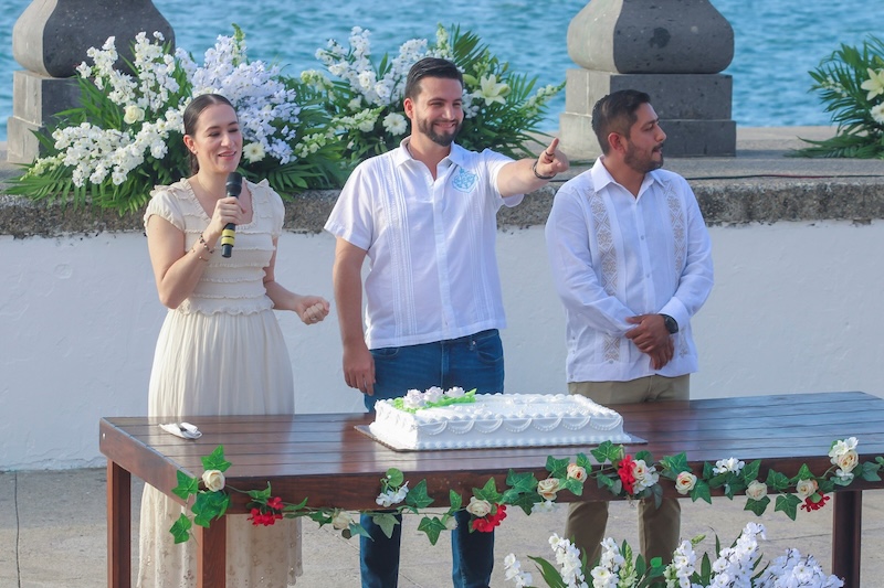 303 parejas de todos los sexos se casaron la tarde del viernes 27 de marzo de 2026 en Los Arcos del Malecón. Como parte de la campaña Matrimonios Colectivos 2026 organizada por el Registro Civil de Puerto Vallarta, el evento estableció un nuevo récord para el municipio. Las parejas compartieron una ceremonia al atardecer presenciada por familiares, amigos y la comunidad.