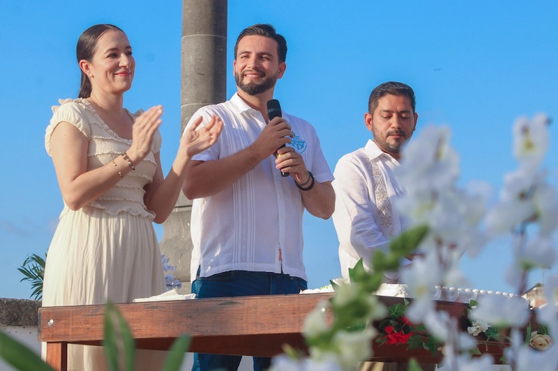 303 parejas de todos los sexos se casaron la tarde del viernes 27 de marzo de 2026 en Los Arcos del Malecón. Como parte de la campaña Matrimonios Colectivos 2026 organizada por el Registro Civil de Puerto Vallarta, el evento estableció un nuevo récord para el municipio. Las parejas compartieron una ceremonia al atardecer presenciada por familiares, amigos y la comunidad.