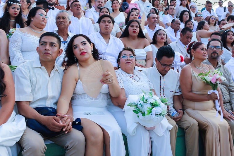 303 parejas de todos los sexos se casaron la tarde del viernes 27 de marzo de 2026 en Los Arcos del Malecón. Como parte de la campaña Matrimonios Colectivos 2026 organizada por el Registro Civil de Puerto Vallarta, el evento estableció un nuevo récord para el municipio. Las parejas compartieron una ceremonia al atardecer presenciada por familiares, amigos y la comunidad.