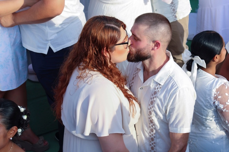 303 parejas de todos los sexos se casaron la tarde del viernes 27 de marzo de 2026 en Los Arcos del Malecón. Como parte de la campaña Matrimonios Colectivos 2026 organizada por el Registro Civil de Puerto Vallarta, el evento estableció un nuevo récord para el municipio. Las parejas compartieron una ceremonia al atardecer presenciada por familiares, amigos y la comunidad.