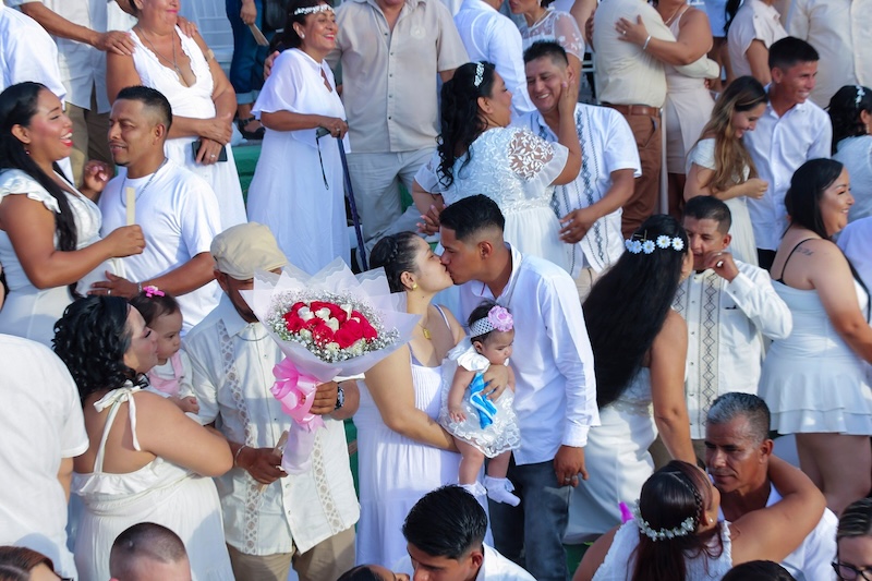 303 parejas de todos los sexos se casaron la tarde del viernes 27 de marzo de 2026 en Los Arcos del Malecón. Como parte de la campaña Matrimonios Colectivos 2026 organizada por el Registro Civil de Puerto Vallarta, el evento estableció un nuevo récord para el municipio. Las parejas compartieron una ceremonia al atardecer presenciada por familiares, amigos y la comunidad.
