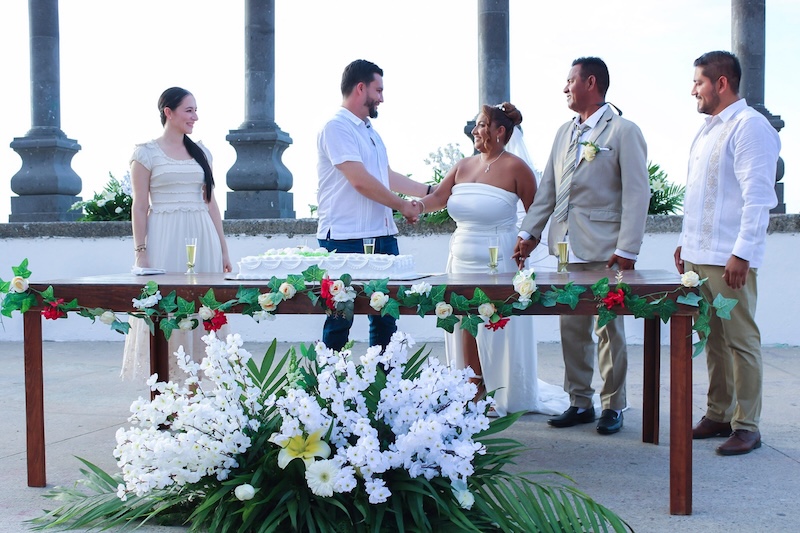 303 parejas de todos los sexos se casaron la tarde del viernes 27 de marzo de 2026 en Los Arcos del Malecón. Como parte de la campaña Matrimonios Colectivos 2026 organizada por el Registro Civil de Puerto Vallarta, el evento estableció un nuevo récord para el municipio. Las parejas compartieron una ceremonia al atardecer presenciada por familiares, amigos y la comunidad.