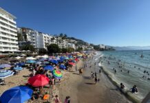 El turismo de Semana Santa traerá 67.000 visitantes a Puerto Vallarta, según las autoridades Playa el jueves del fin de semana de Pascua de 2026