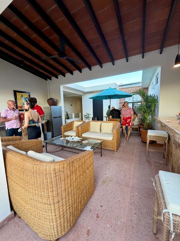 El espacio común del patio del refugio
