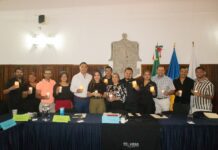 Memorial Anual de las Velas por el Sida programado para el 15 de mayo reunión de comusda sosteniendo velas destacado
