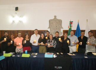Memorial Anual de las Velas por el Sida programado para el 15 de mayo reunión de comusda sosteniendo velas destacado