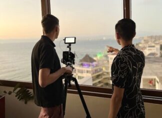 La docuserie “The Circuit” pone el foco en la escena festiva LGBTQ+ global de Puerto Vallarta El director Daniel Lui (derecha) y el director de fotografía Sam Dera (izquierda) capturando imágenes de Puerto Vallarta. Foto cortesía de The Circuit: Puerto Vallarta.