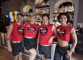 Cócteles, ambiente y charla en The Red Door Bar mixer gay the red door