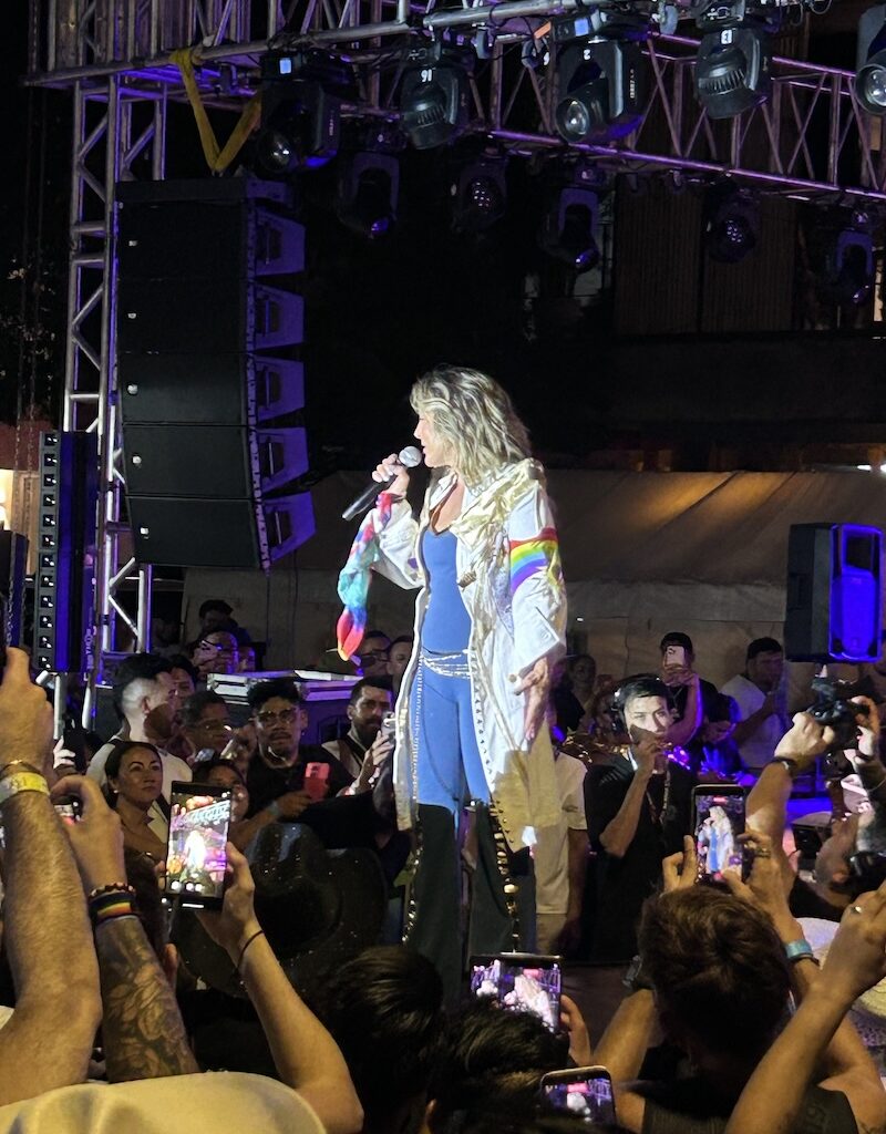 La estrella del pop, Fey, actuando en la Block Party del Vallarta Pride 2026.