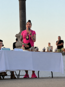 Kenya Cuevas habla en la ceremonia de entrega de premios