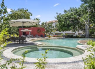 El error que cometen los compradores al comparar vecindarios Área de piscina en bienes raíces de Puerto Vallarta por Poncho Davalos Real Estate