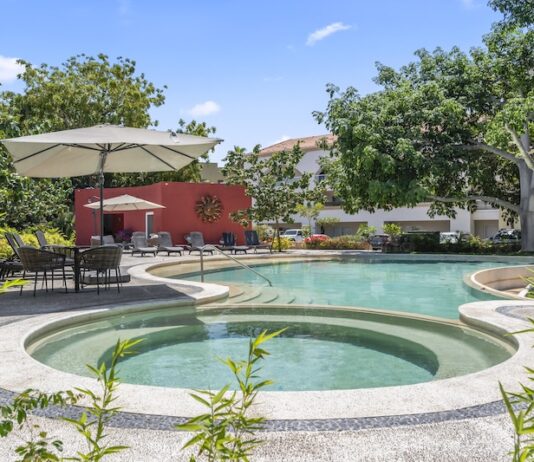 El error que cometen los compradores al comparar vecindarios Área de piscina en bienes raíces de Puerto Vallarta por Poncho Davalos Real Estate