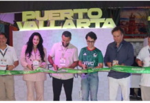 Viva Aerobus, nombrado patrocinador oficial del Desfile del Orgullo Vallarta El equipo Viva con el subsecretario de Turismo de Jalisco, el director del Fideicomiso de Turismo de Puerto Vallarta y los organizadores de Vallarta Pride. Foto facilitada.
