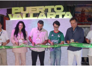 Viva Aerobus, nombrado patrocinador oficial del Desfile del Orgullo Vallarta El equipo Viva con el subsecretario de Turismo de Jalisco, el director del Fideicomiso de Turismo de Puerto Vallarta y los organizadores de Vallarta Pride. Foto facilitada.