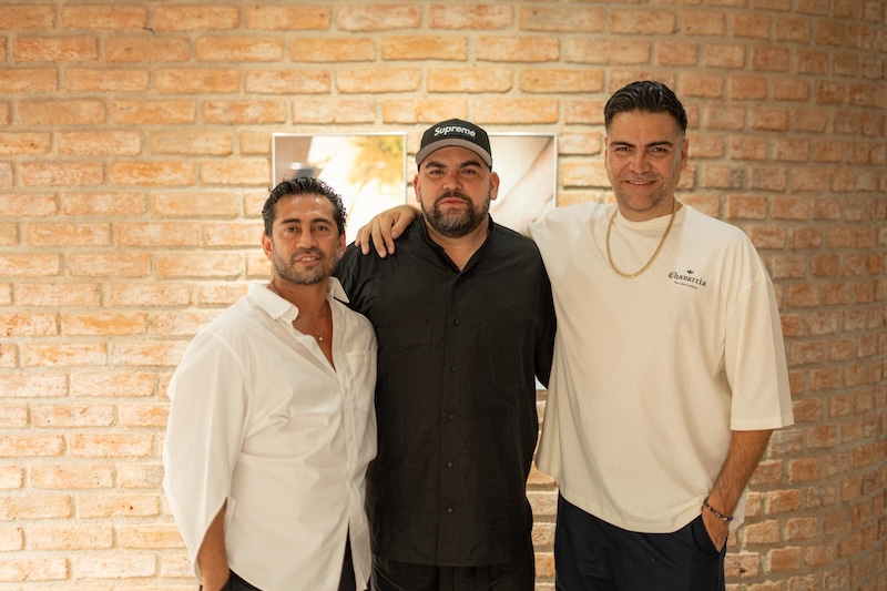 Gustavo García-Villa junto a los propietarios de la galería, Abraham Romero (izquierda) y Orlando Santamaría (derecha).