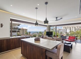 Lo que los compradores deben saber sobre las HOA antes de comprometerse Sala de estar en un condominio en Zona Romántica en Puerto Vallarta por Poncho Davalos Real Estate