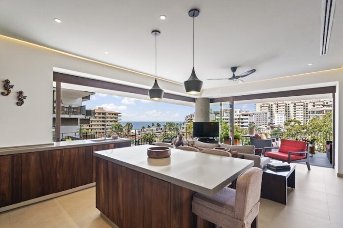 Sala de estar en un condominio en Zona Romántica en Puerto Vallarta por Poncho Davalos Real Estate