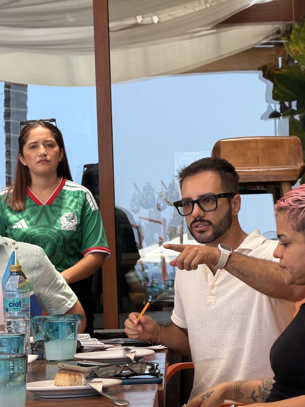 Carlos señalando