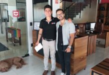 La Subdirección de Diversidad Sexual de PV convoca a colaboración de empresarios locales este 15 de julio El director de operaciones de Donner & Associates, Alberto Martínez, y Carlos Plascencia, director de la Subdirección de Diversidad Sexual.