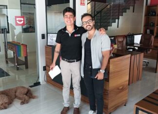 La Subdirección de Diversidad Sexual de PV convoca a colaboración de empresarios locales este 15 de julio El director de operaciones de Donner & Associates, Alberto Martínez, y Carlos Plascencia, director de la Subdirección de Diversidad Sexual.