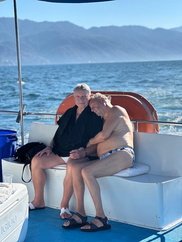 Don y Tom acurrucados en el barco