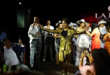 Color, aberturas y alta costura: Eduardo Villegas presenta su colección de verano de 2026 desfile de moda de 3 horas