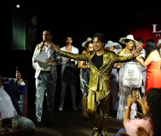 Color, aberturas y alta costura: Eduardo Villegas presenta su colección de verano de 2026 desfile de moda de 3 horas