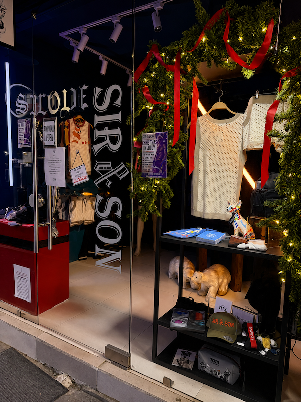 Escaparate de «Sir and Son: Navidad en julio»